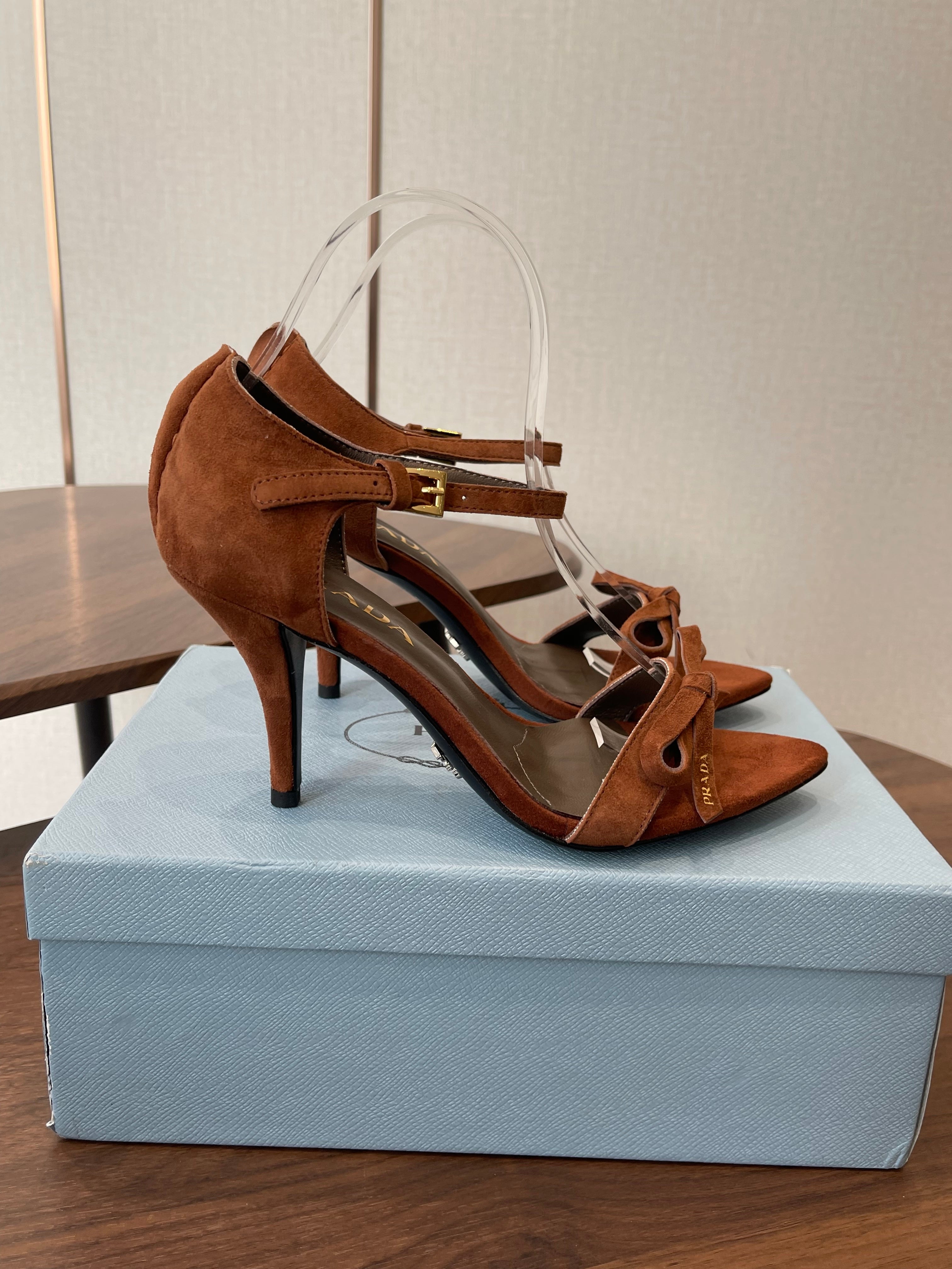 PRADA 26S HIGH HEEL SANDALS 85MM IN CARAMEL BROWN SUEDE WITH BOW