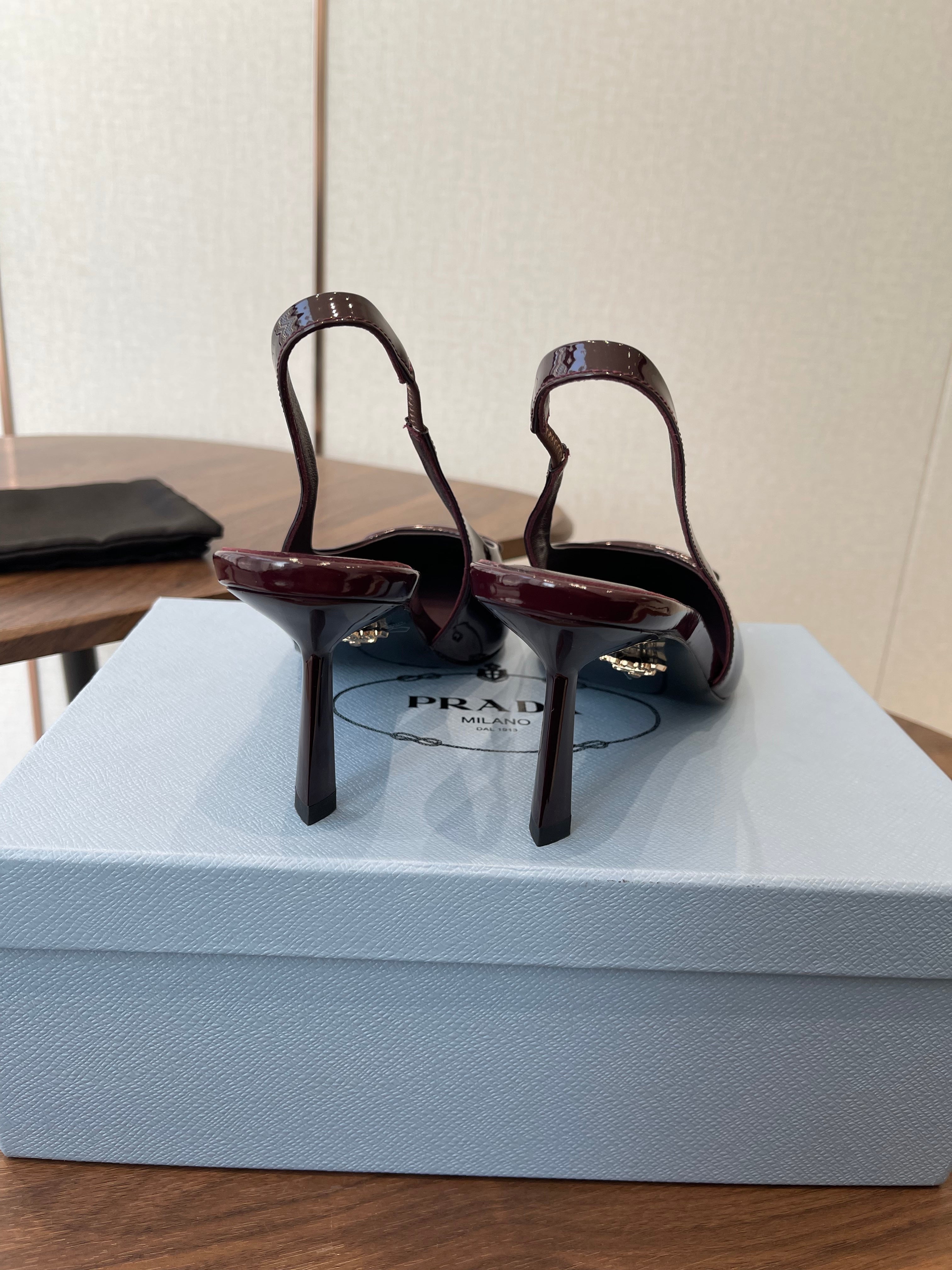 PRADA 26S SLINGBACK PUMPS 75MM IN BURNT BROWN PATENT CALFSKIN WITH LOGO