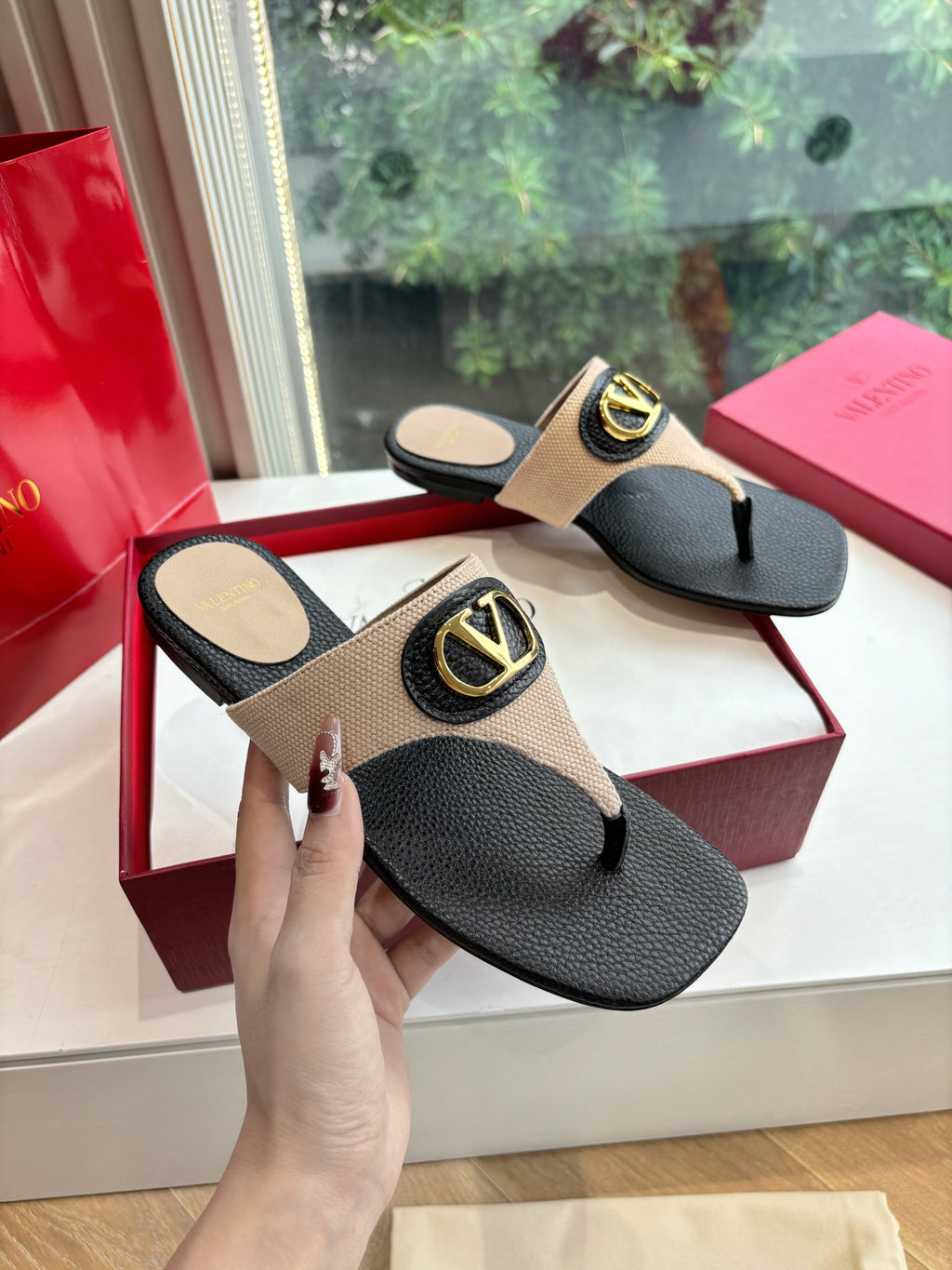 VT 25 Thong Sandals Black Beige Sheepskin Slide
