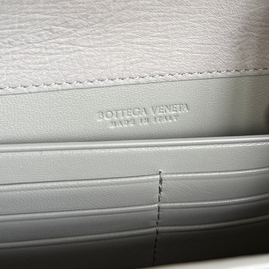 Bottega Veneta 2026 Andiamo Clutch 31cm Light Gray Ostrich Leather 136971