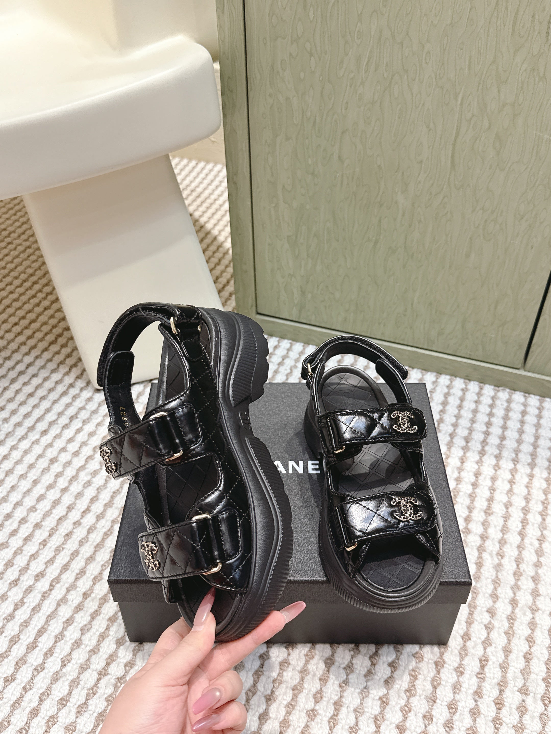 CHANEL 25S SANDALS IN BLACK PATENT CALFSKIN GOLD HARDWARE