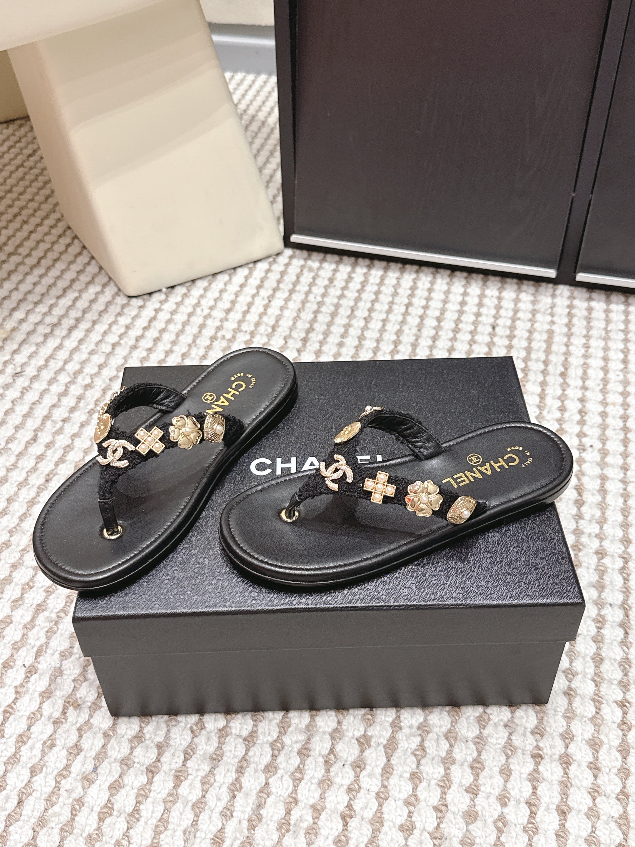 CC 26s Thong Sandals Black Sheepskin Gold Charm 632369