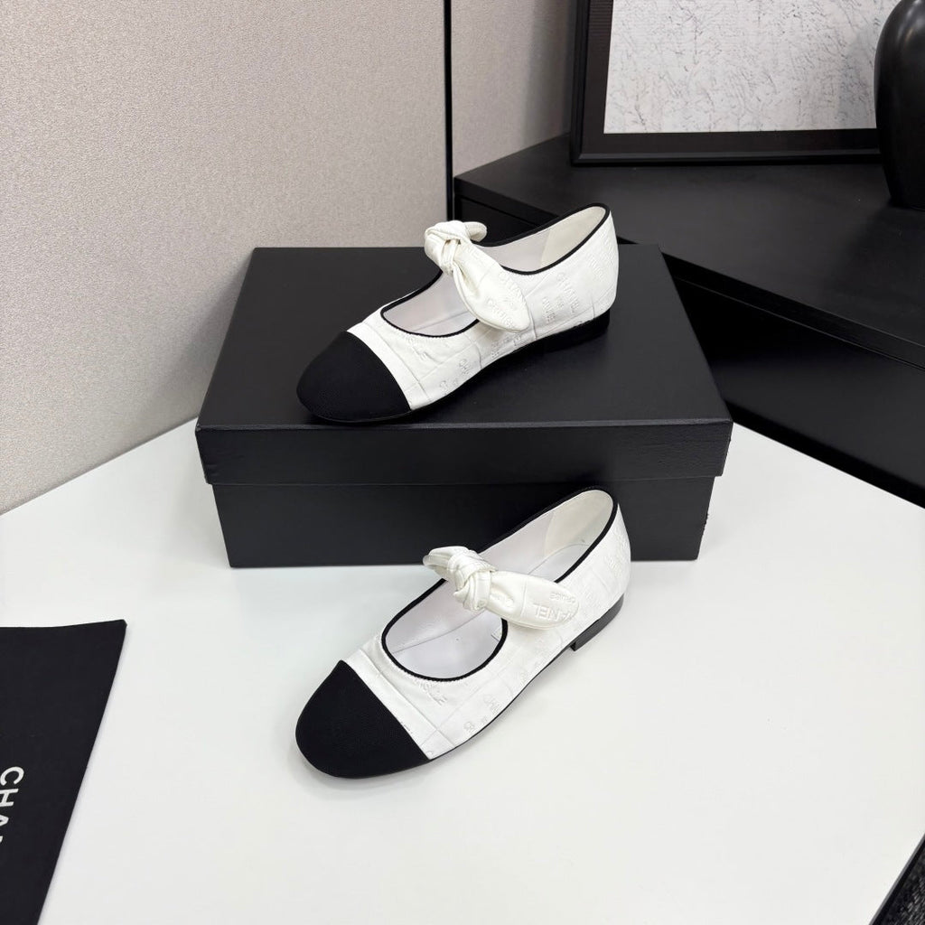 CC BALLET FLATS 25S IN WHITE AND BLACK FABRIC WITH BOW