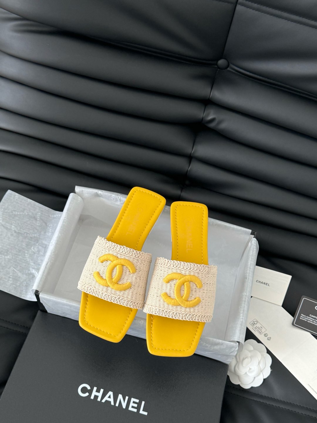 WOVEN SLIDE IN RAFFIA AND LIGHT YELLOW LAMBSKIN