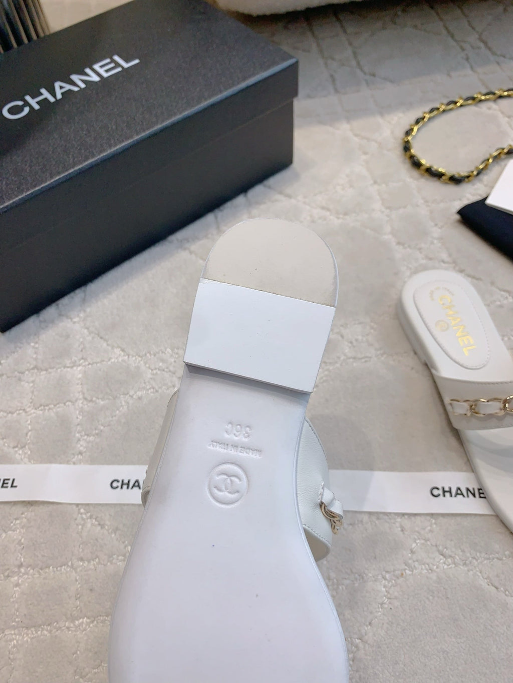 CC THONG SLIPPERS IN WHITE LAMBSKIN MIX CHAIN