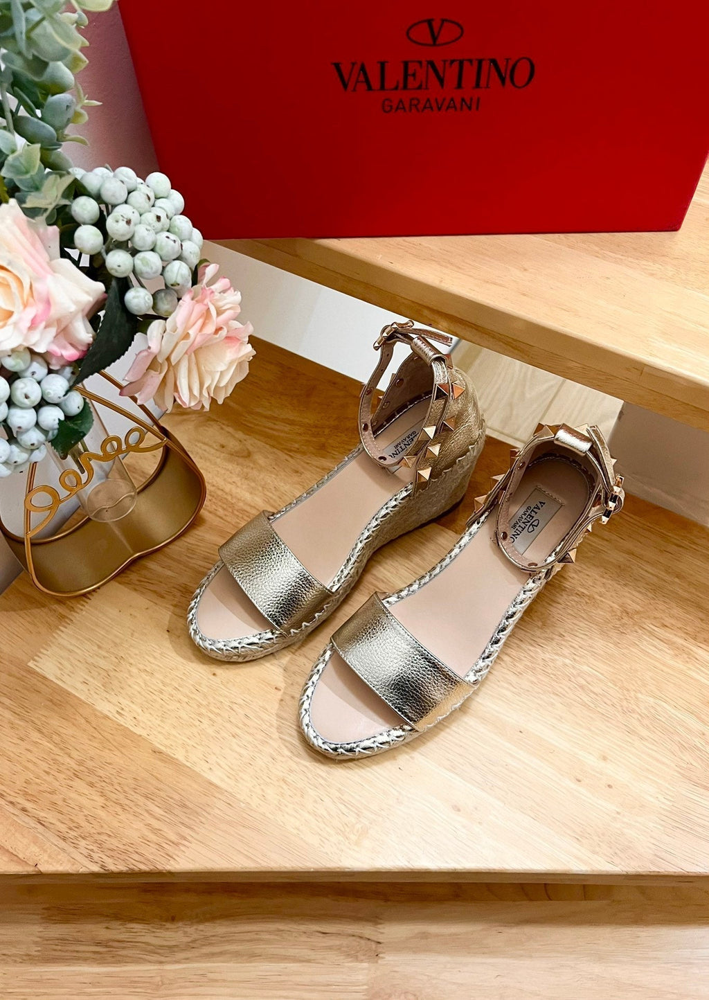 Double Rockstud Grainy Calfskin Wedge Sandal In Light Yellow Metallic Cowhide And Raffia 852839