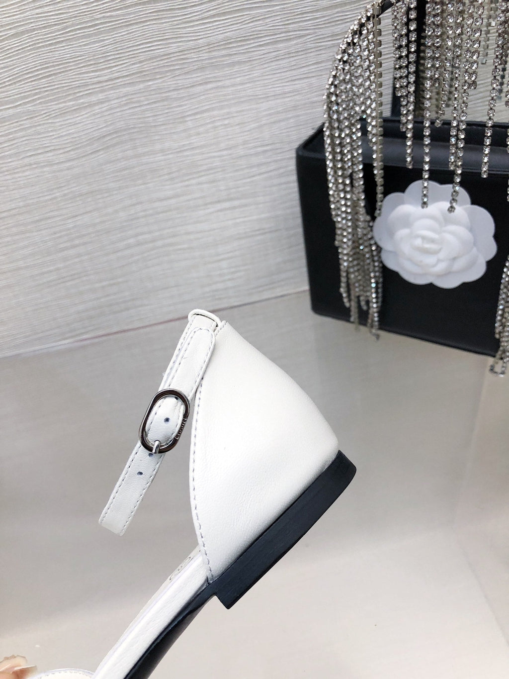 WHITE MIX BLACK LAMBSKIN CAMELLIA HOLLOW SANDAL