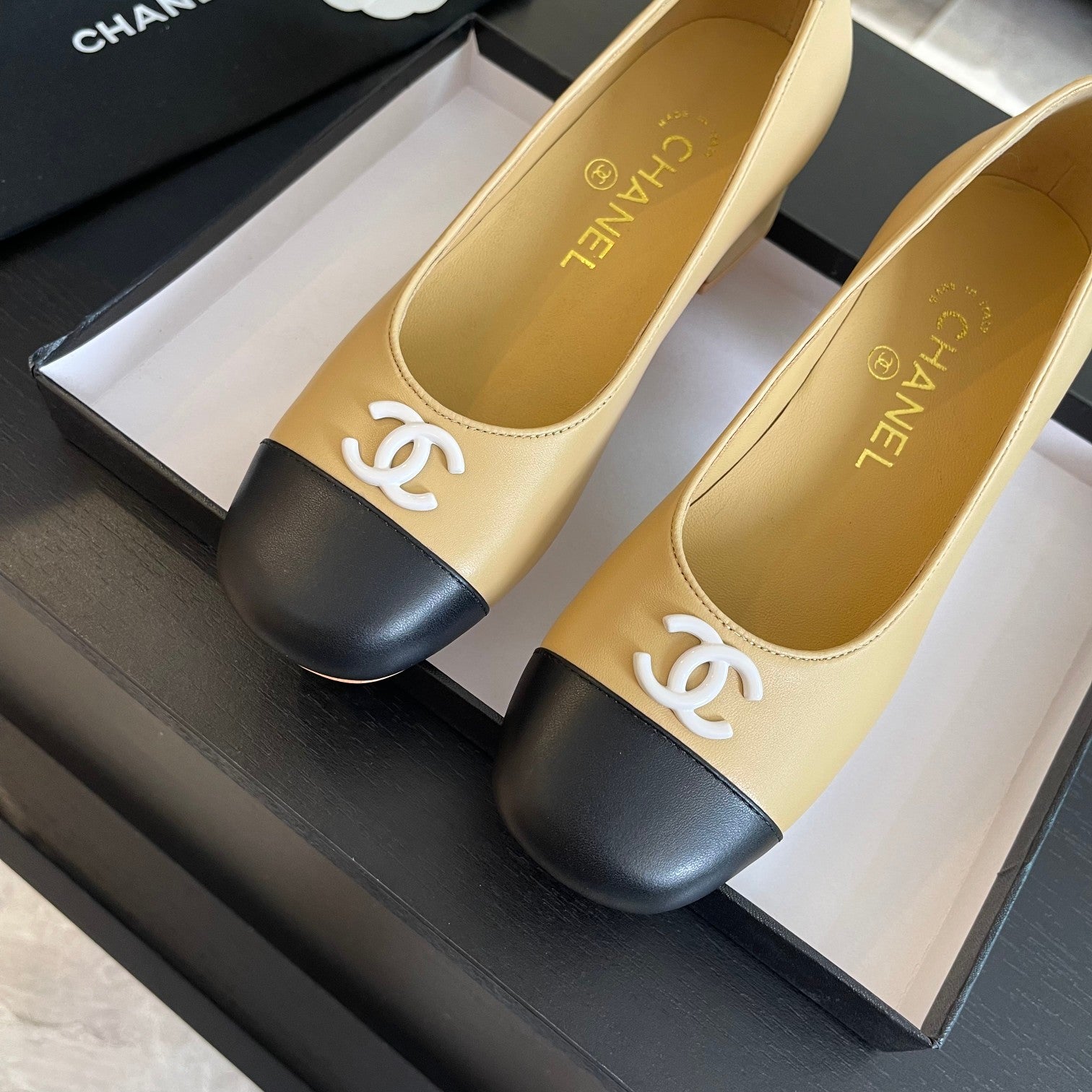 cc pump 50 beige black calfskin