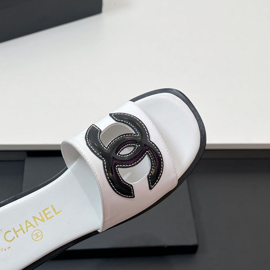 CC Slippers In White Calfskin 149748