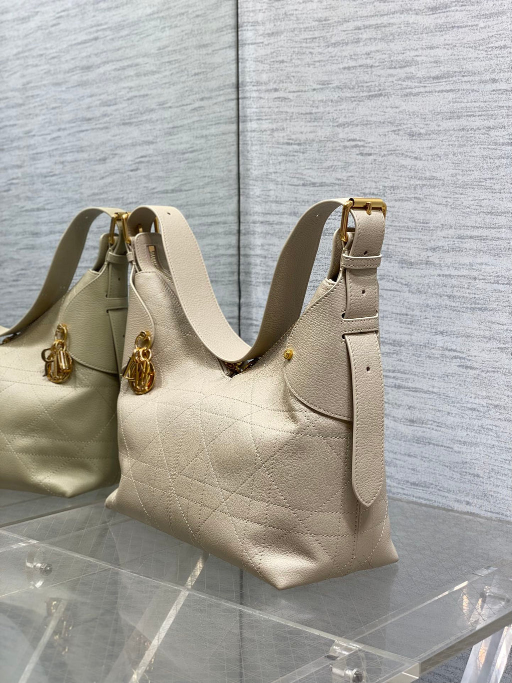 Dior 2025 Voyage Bag 28cm Powder Beige Grained Calfskin 267775