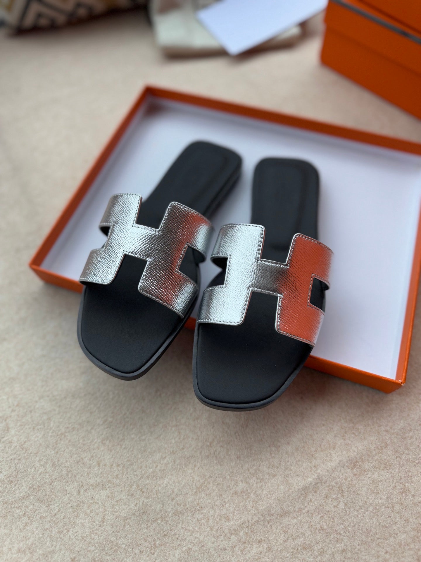 0RAN SANDALS IN SILVER CALFSKIN