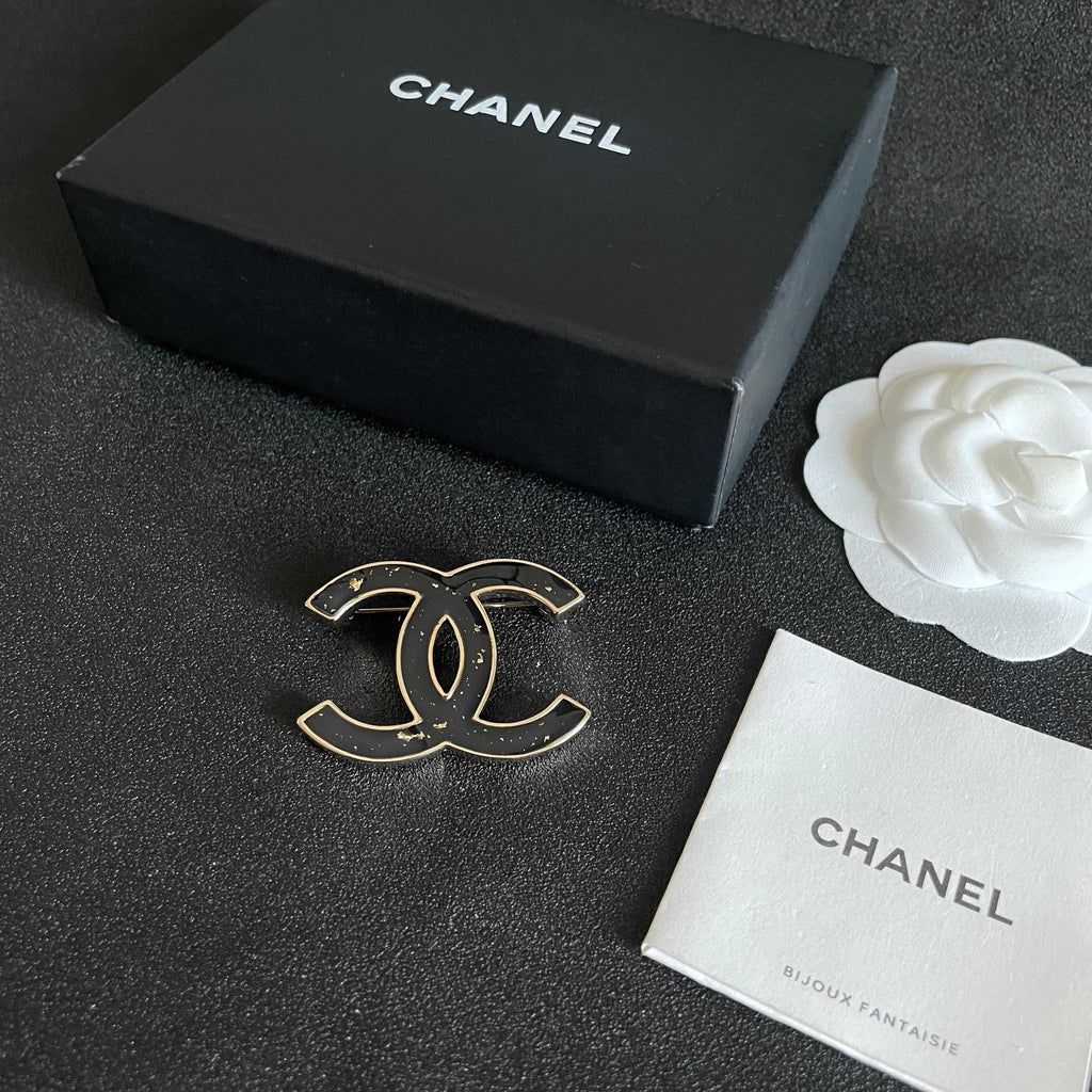 CHANEL 26S DOUBLE C LOGO BROOCH IN BLACK ENAMEL 631919