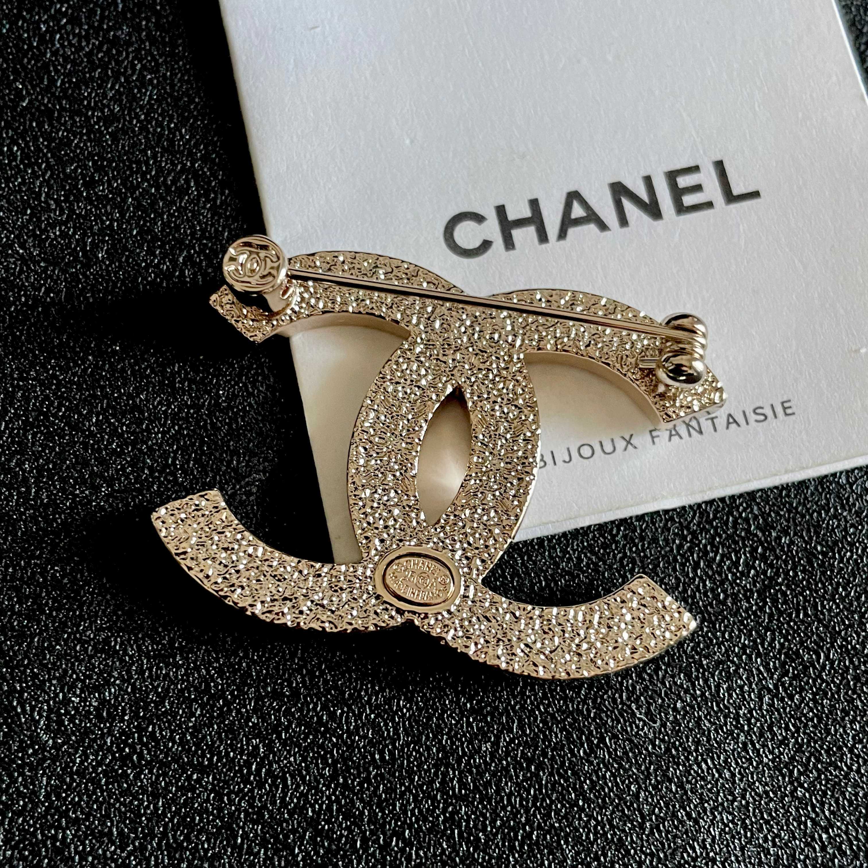 CHANEL 26S DOUBLE C LOGO BROOCH IN BLACK ENAMEL 631919