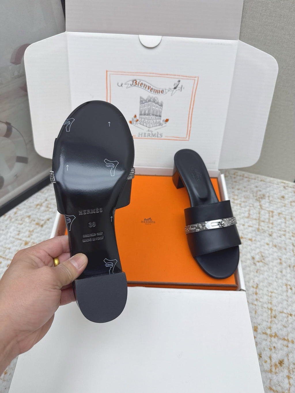 HM 26ss Oasis Sandals 50 Black Cowhide Sliver Buckle 625156