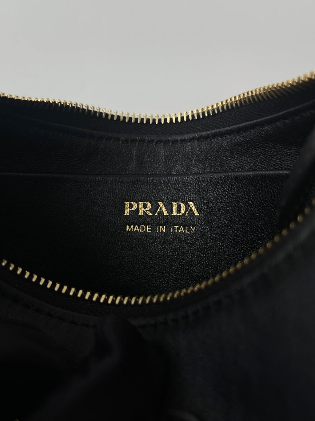 PRA ARQUÉ 22 SHOULDER BAG IN BLACK LEATHER