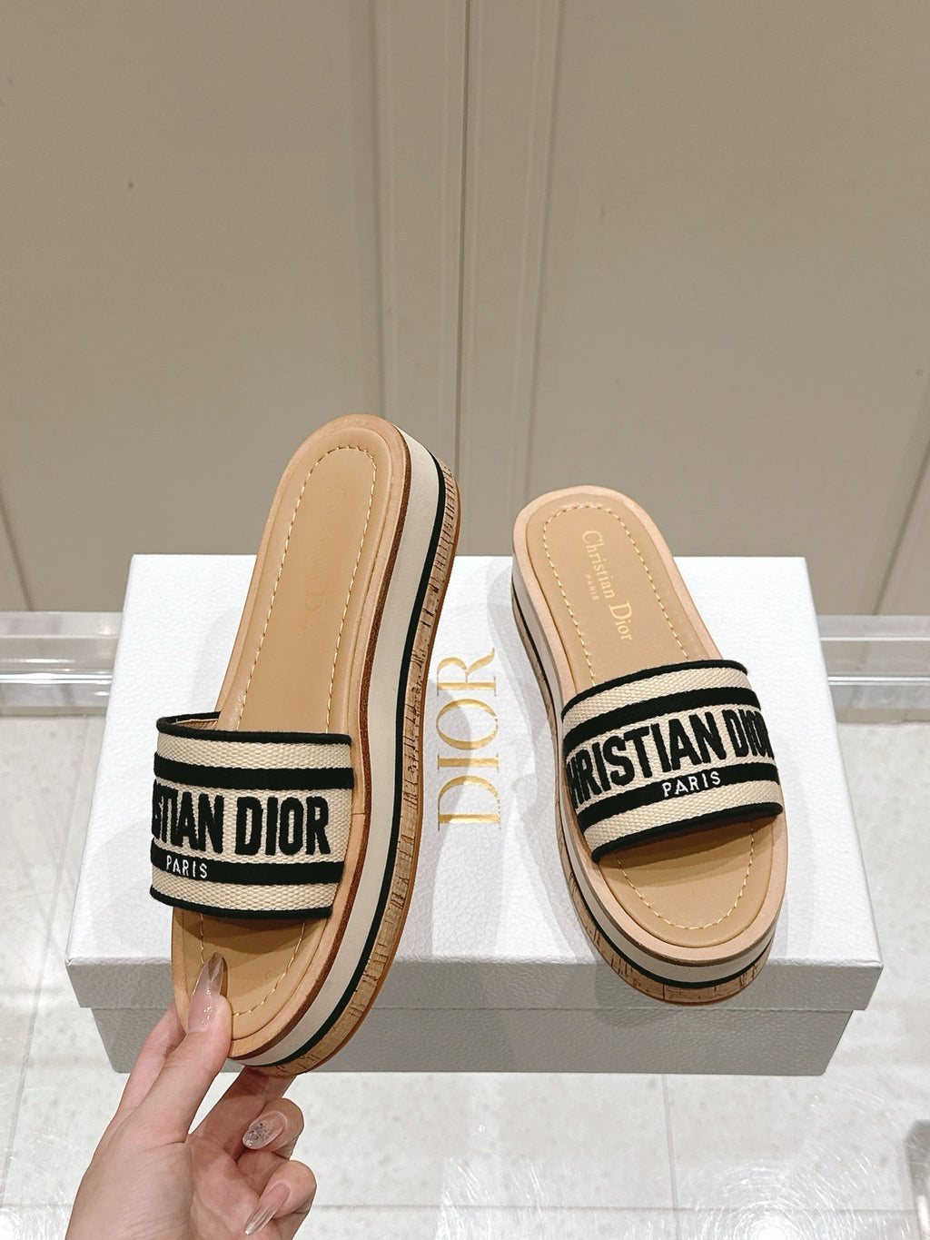 DWAY WEDGE SLIDES 45MM IN BEIGE AND BLACK FABRIC RAFFIA SOLE