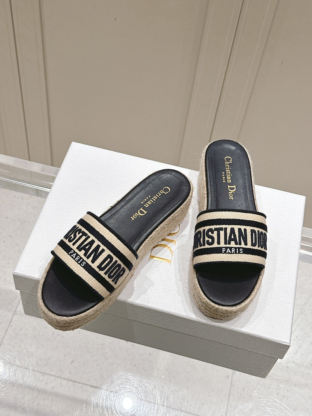 DWAY WEDGE SLIDES 45MM IN BLACK AND BEIGE FABRIC RAFFIA SOLE