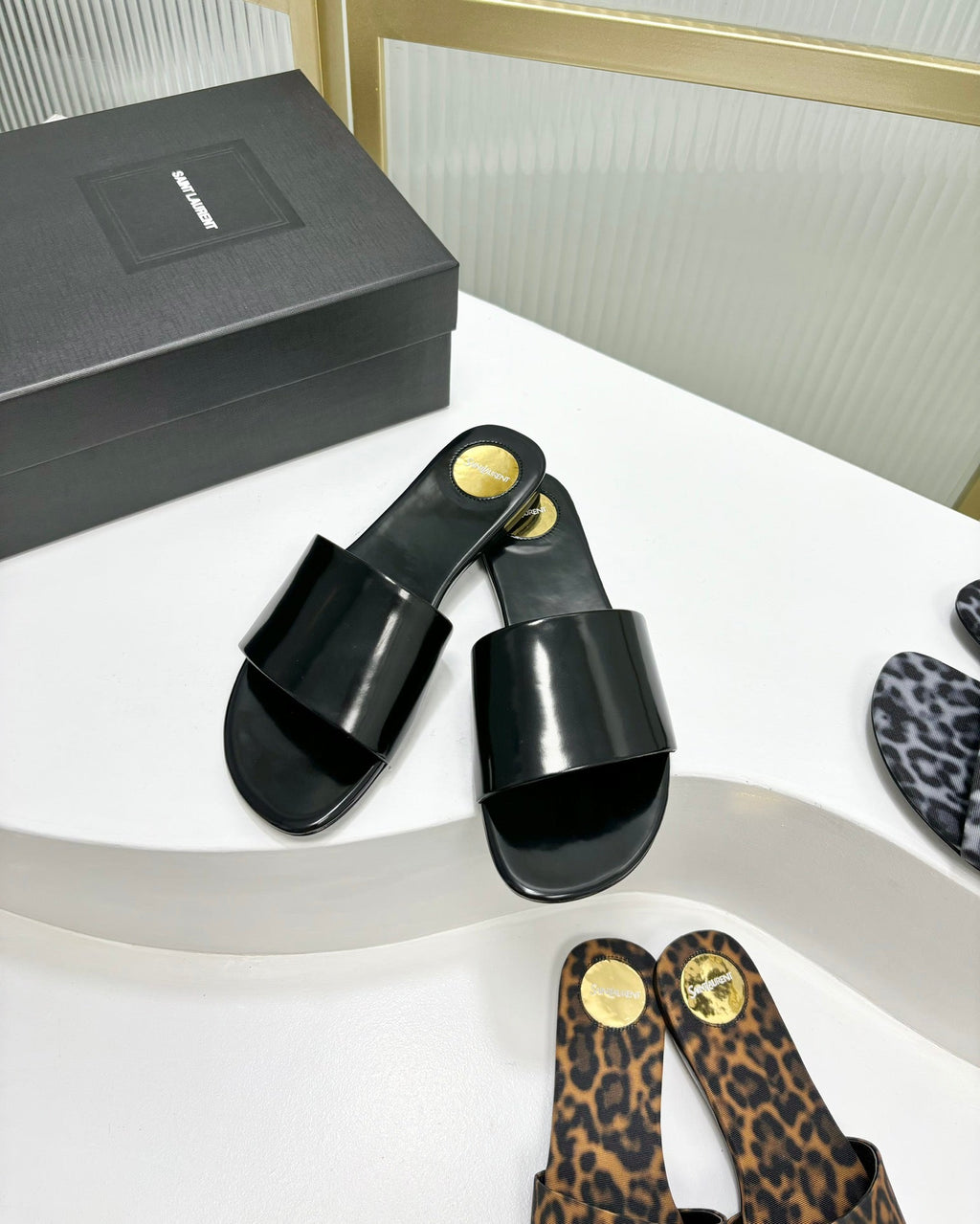 CARLYLE SLIDES IN BLACK GLAZED LEATHER