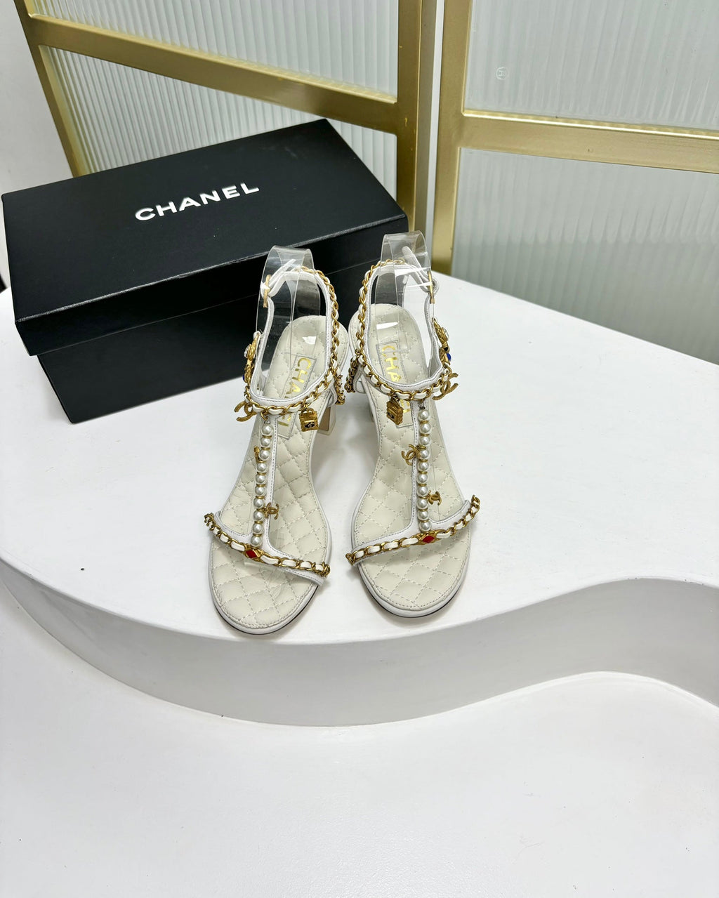 HIGH HEELS PEARL CHAIN IN WHITE COWHIDE