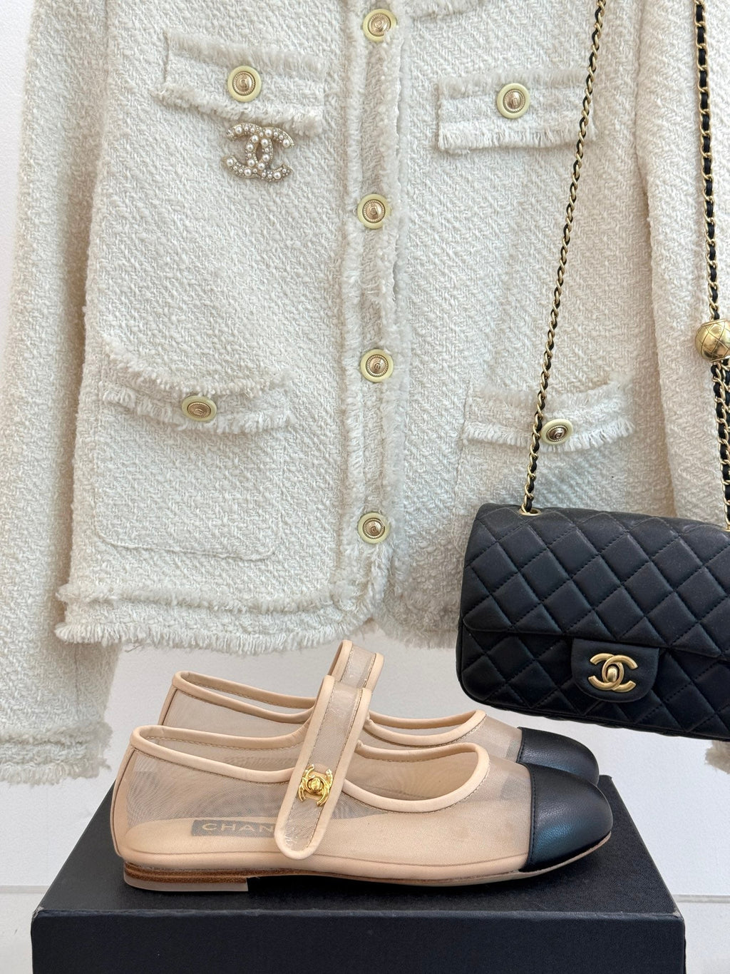 FLAT SHOES IN BEIGE MESH AND BLACK LAMBSKIN