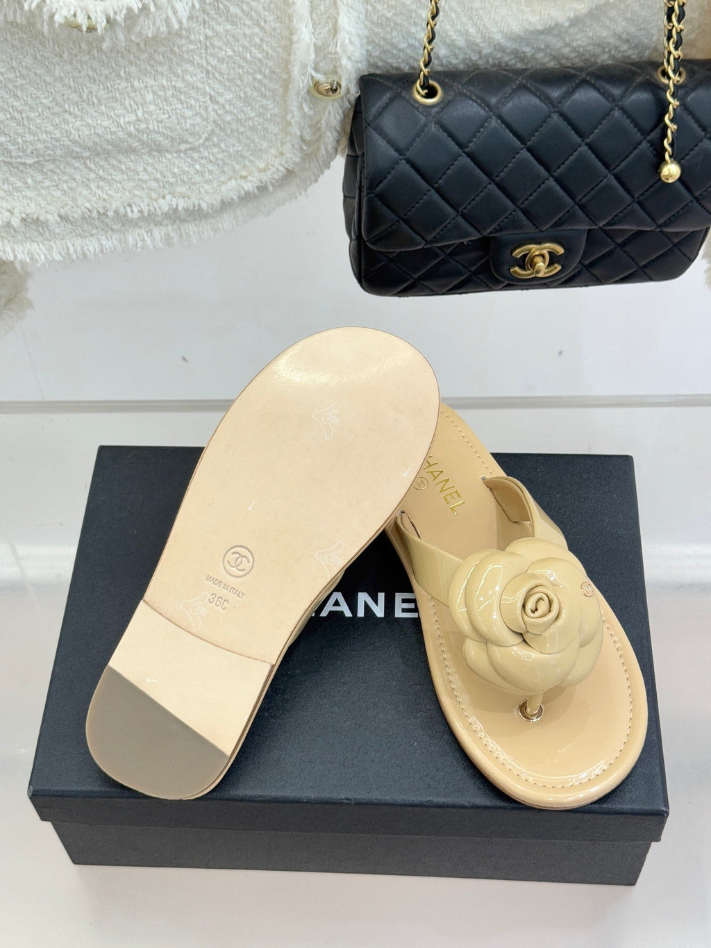 CC 26 Camellia Thong Sandal Beige Patent Leather 609991