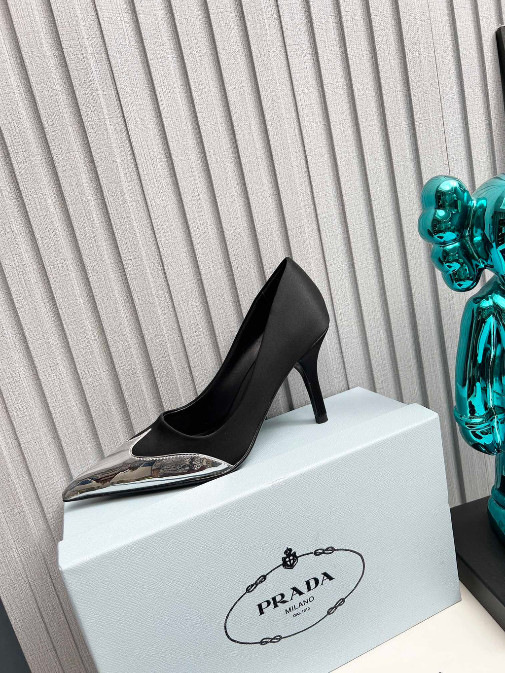 HIGH POINTED-TOE PUMPS IN BLACK MIX SILVER SATIN