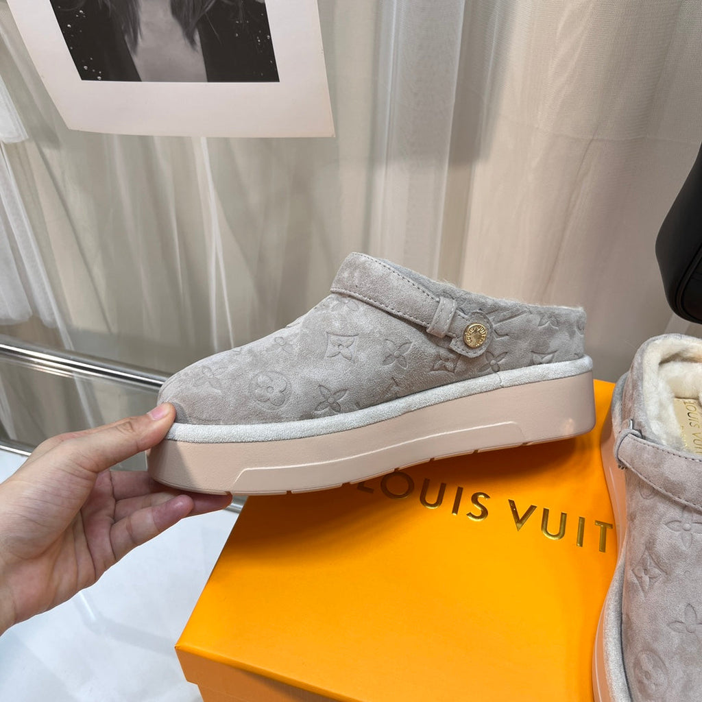 LV WOMEN'S COSY FLAT COMFORT CLOGS IN BEIGE MONOGRAM SUEDE