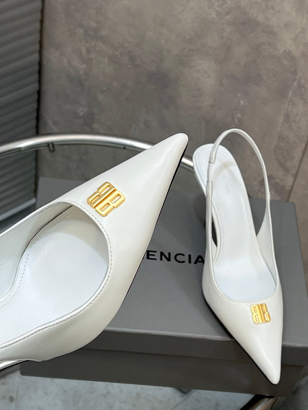 BALENCIAGA 25S HIGH-HEEL SLINGBACK 85 MM IN WHITE COW LEATHER WITH GOLD HARDWARE