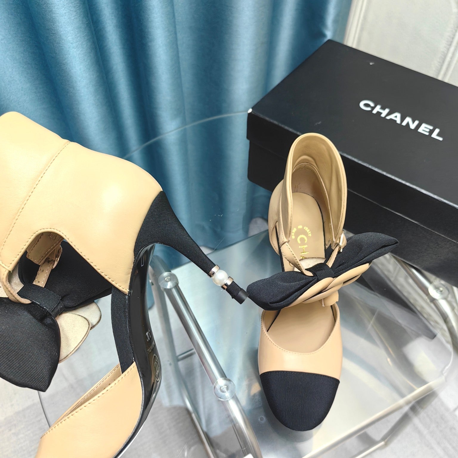 HIGH HEELS IN DARK CREAM MIX BLACK SHEEPSKIN WITH FLOWER