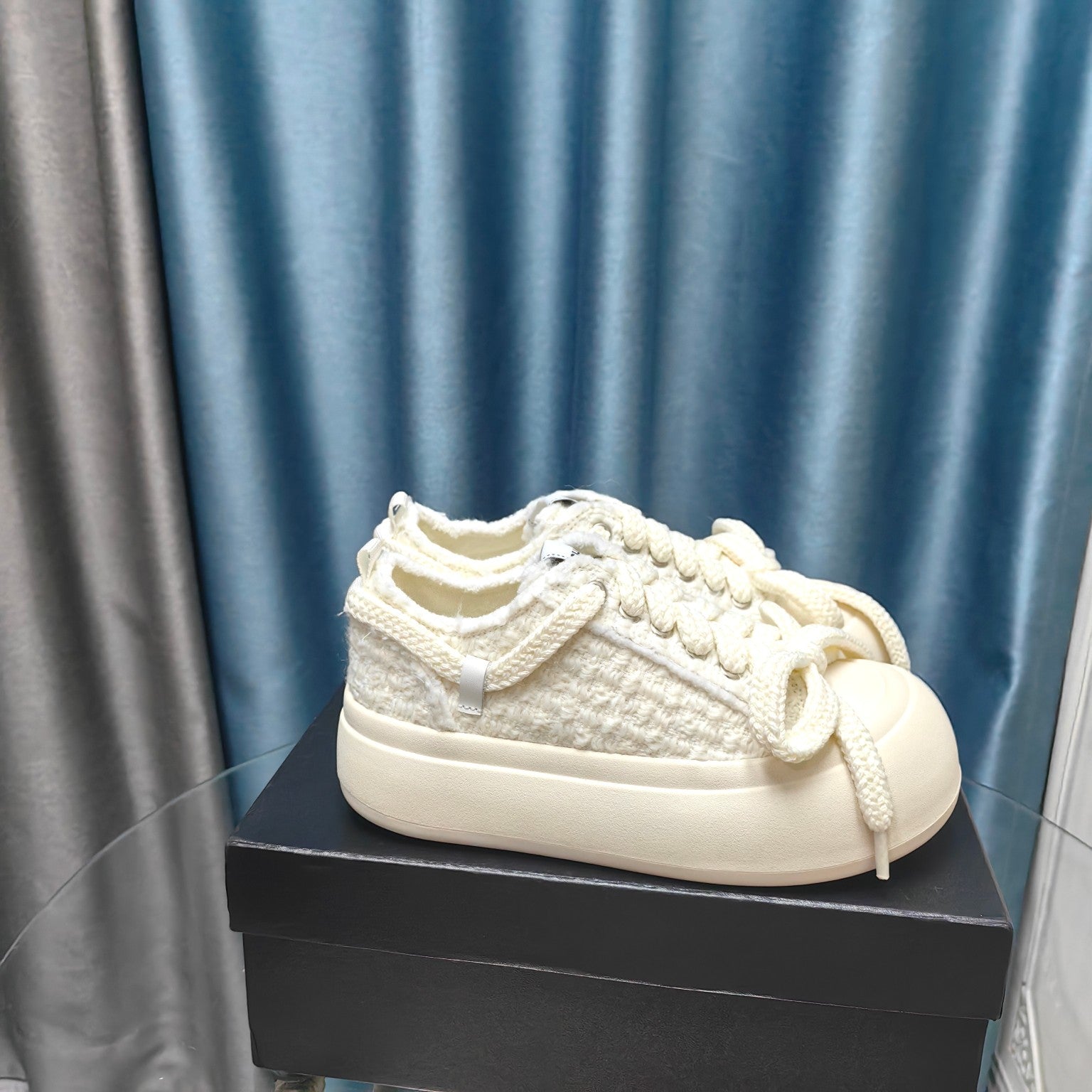 THICK-SOLED SHOES IN WHITE WOVEN WOOL