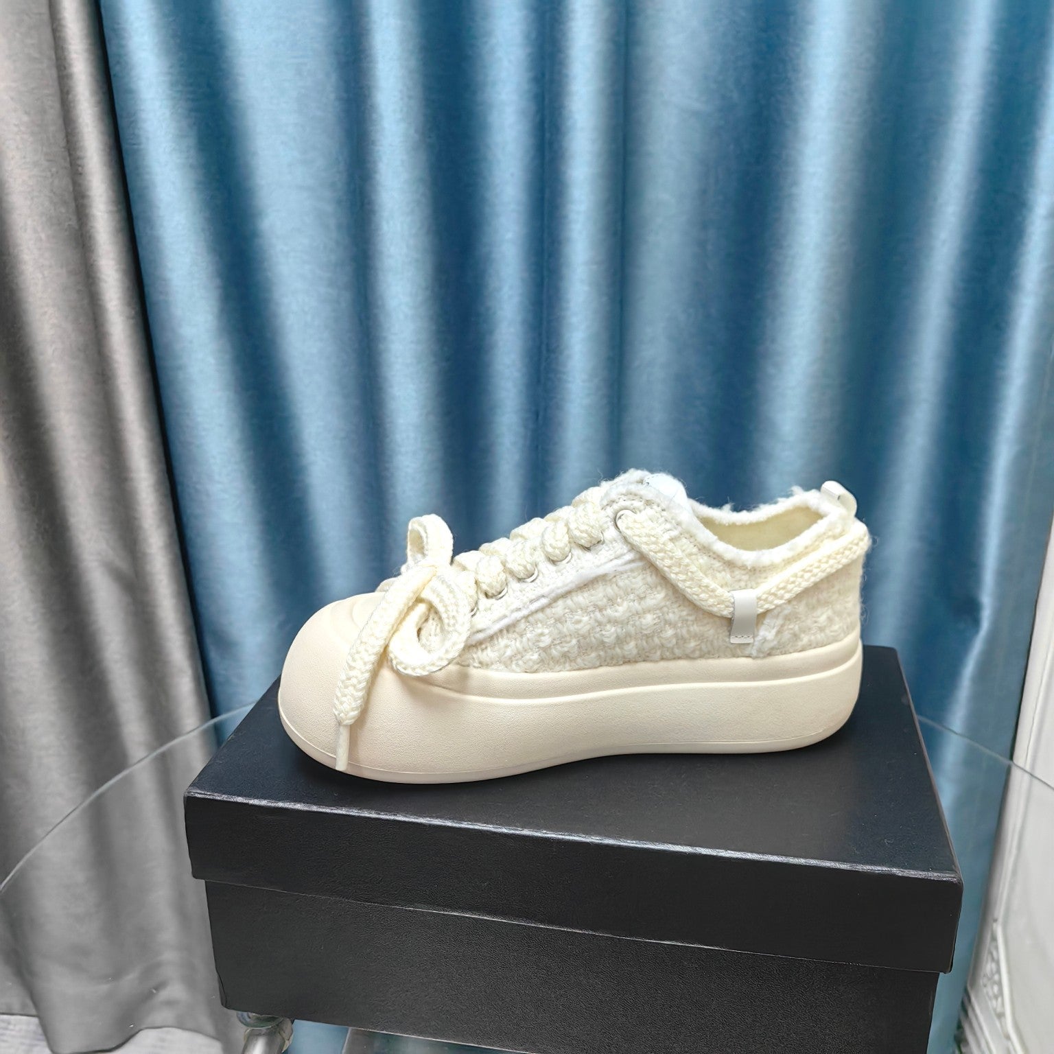 THICK-SOLED SHOES IN WHITE WOVEN WOOL