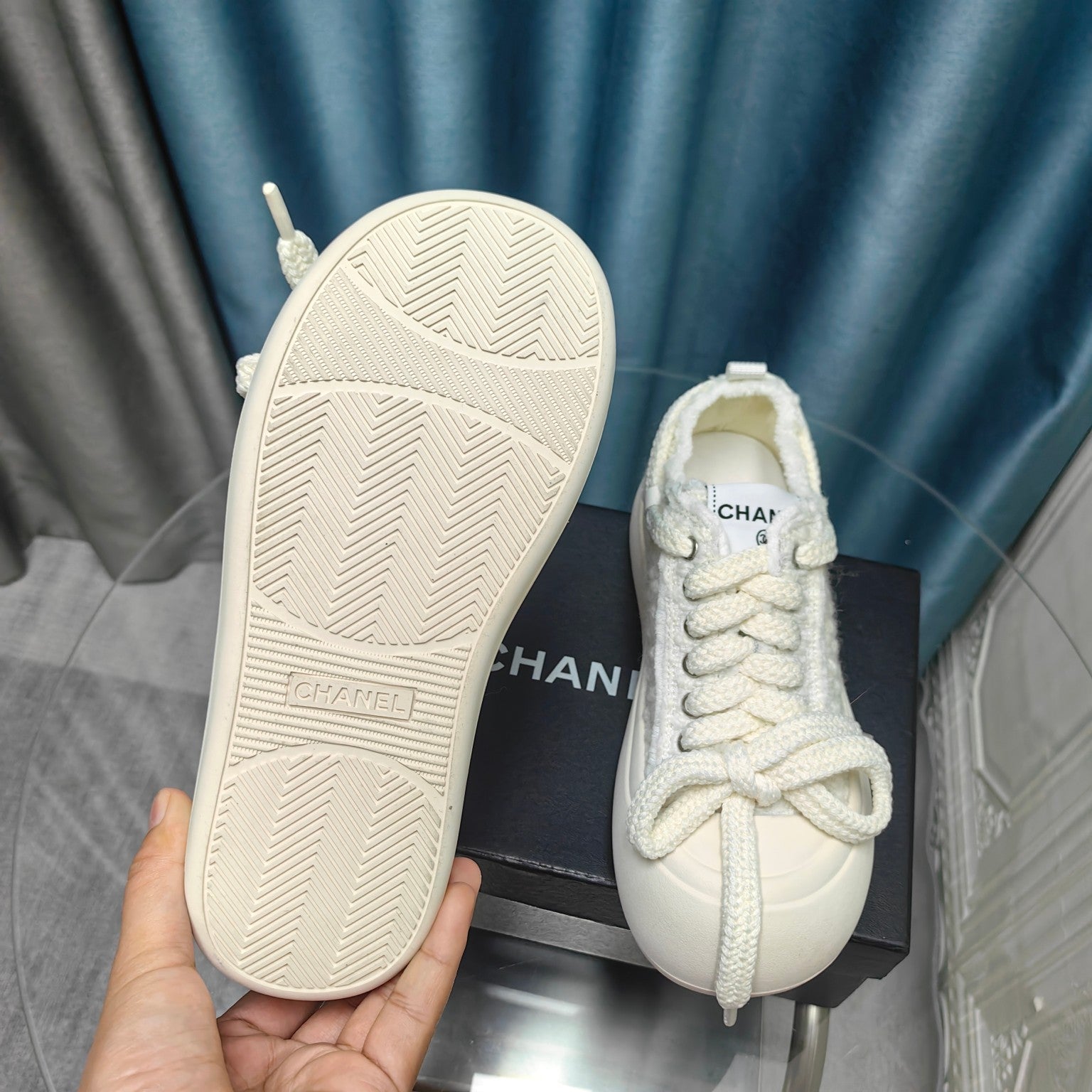 THICK-SOLED SHOES IN WHITE WOVEN WOOL
