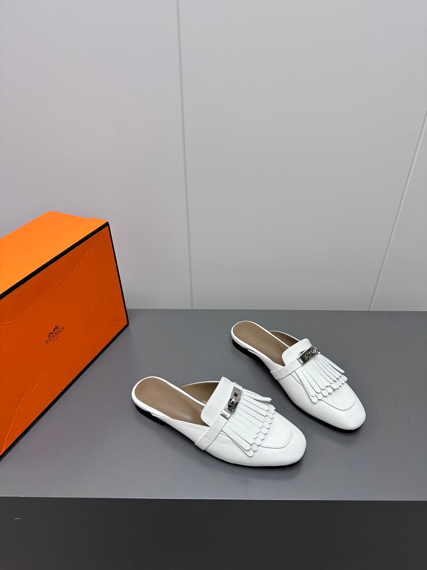 0Z MULE IN WHITE LAMBSKIN WITH FRINGE DETAIL