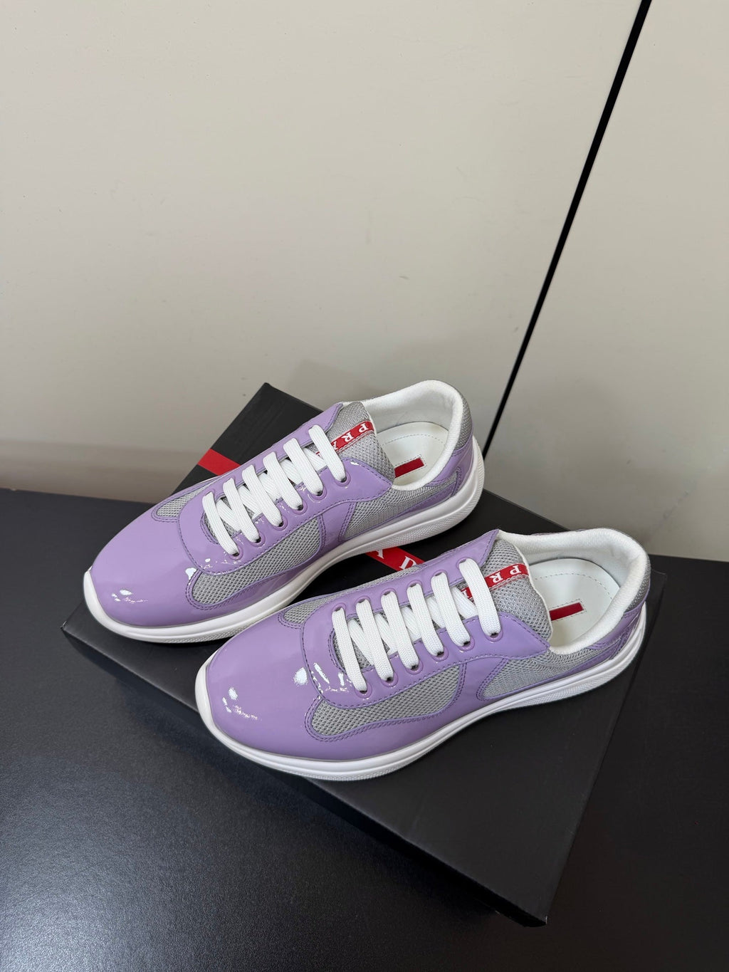 PRADA 26S SNEAKERS IN LIGHT PLUM PATENT CALFSKIN AND WHITE MESH