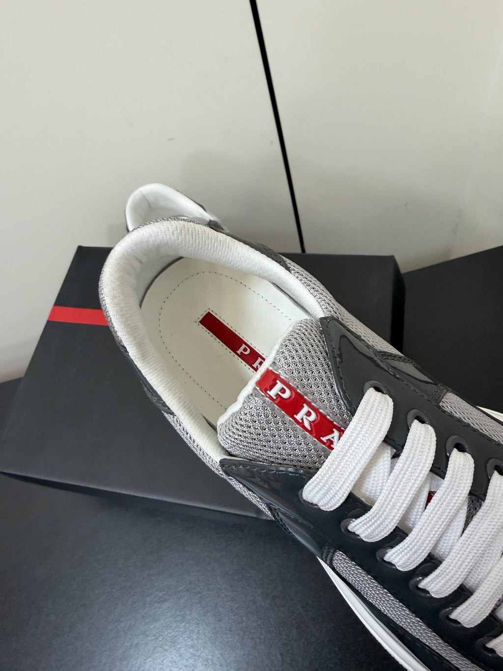 PRADA 26S SNEAKERS IN GRAY PATENT CALFSKIN AND WHITE MESH