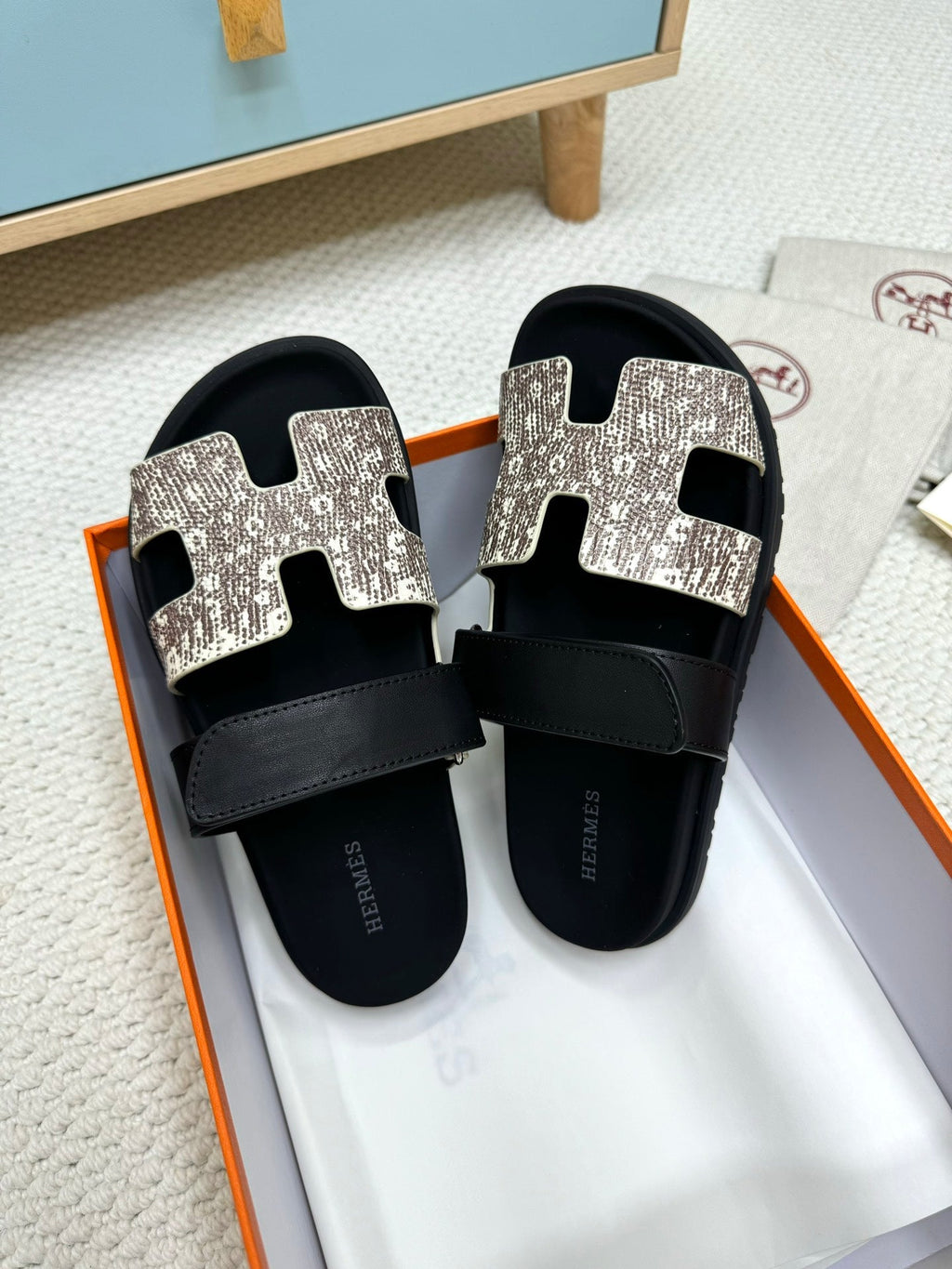 HM 26ss Slippers White Gray Black Suede Leather 618578