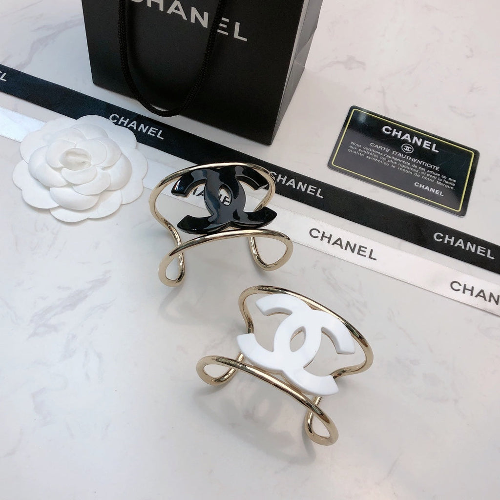DOUBLE C BRACELET IN GOLD METAL RESIN LOGO