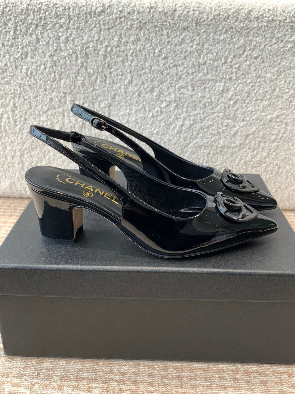 MID-HEEL SLINGBACKS IN BLACK PATENT CALFSKIN