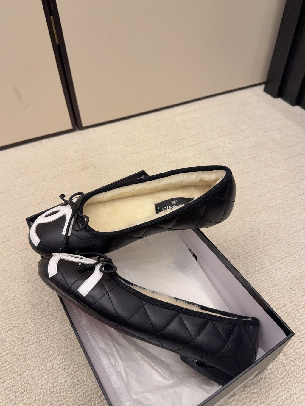 CC 26 Shearling Ballet Flat Black Beige White Cowhide Wool 588920