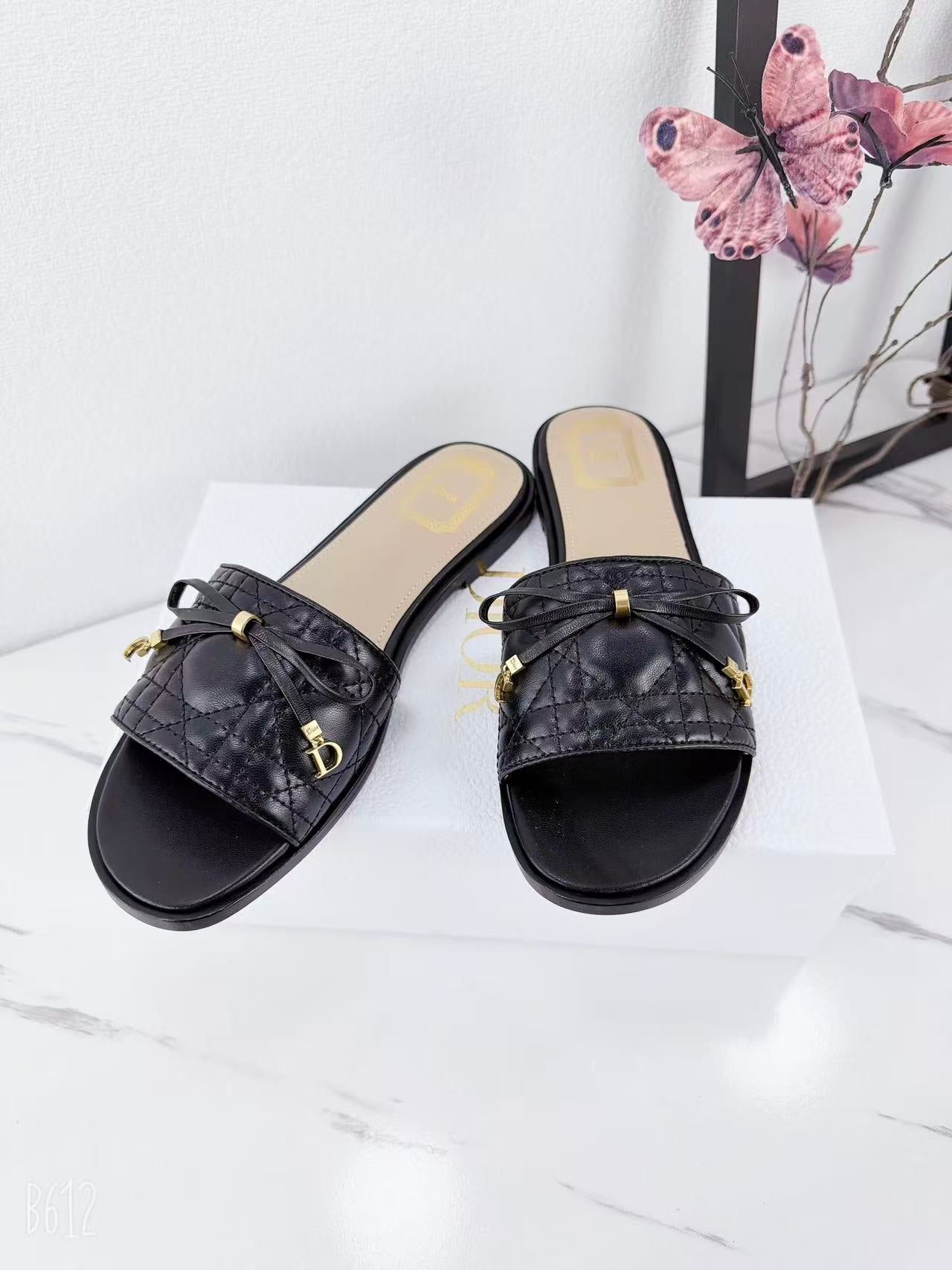 CD 26s Slippers Black Beige Cowhide 681587