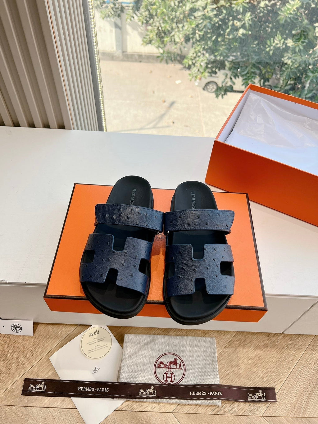 CHYPRE SANDAL IN NAVY BLUE GRAINED CALFSKIN