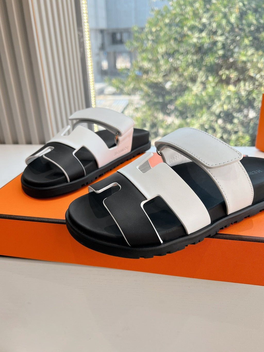 HM Chypre Sandal White mix Black Calfskin 202816