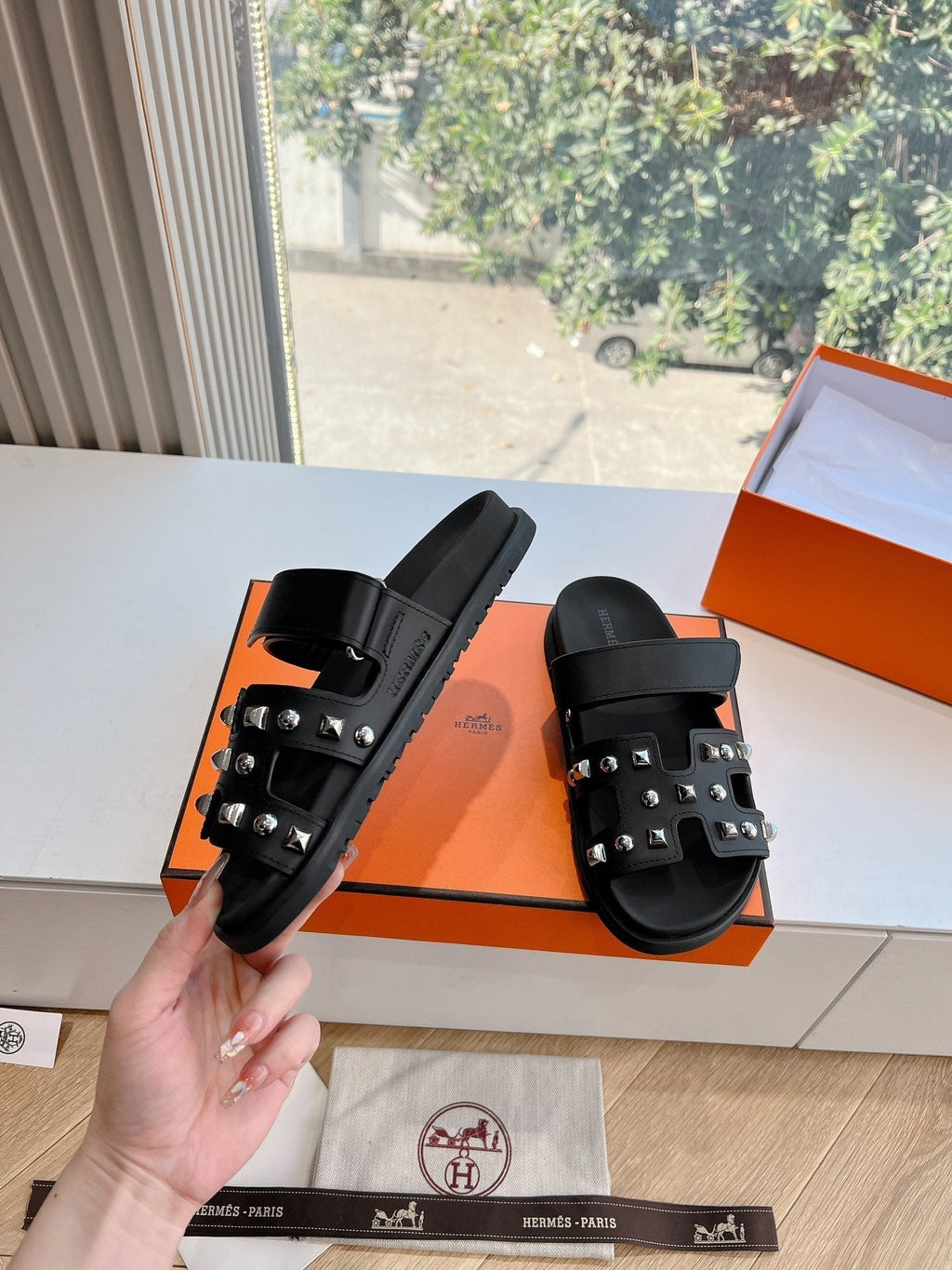 HM Chypre Sandal Black Calfskin mix Studs 202820