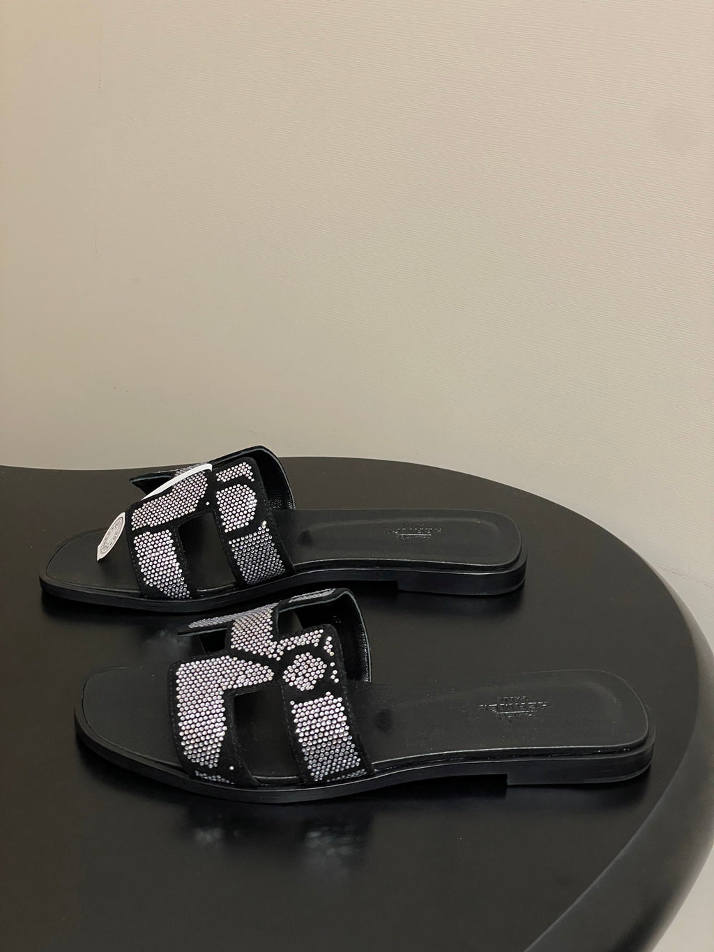 HM 25S ORAN SANDAL IN BLACK LAMBSKIN WITH WHITE STONE DETAILS