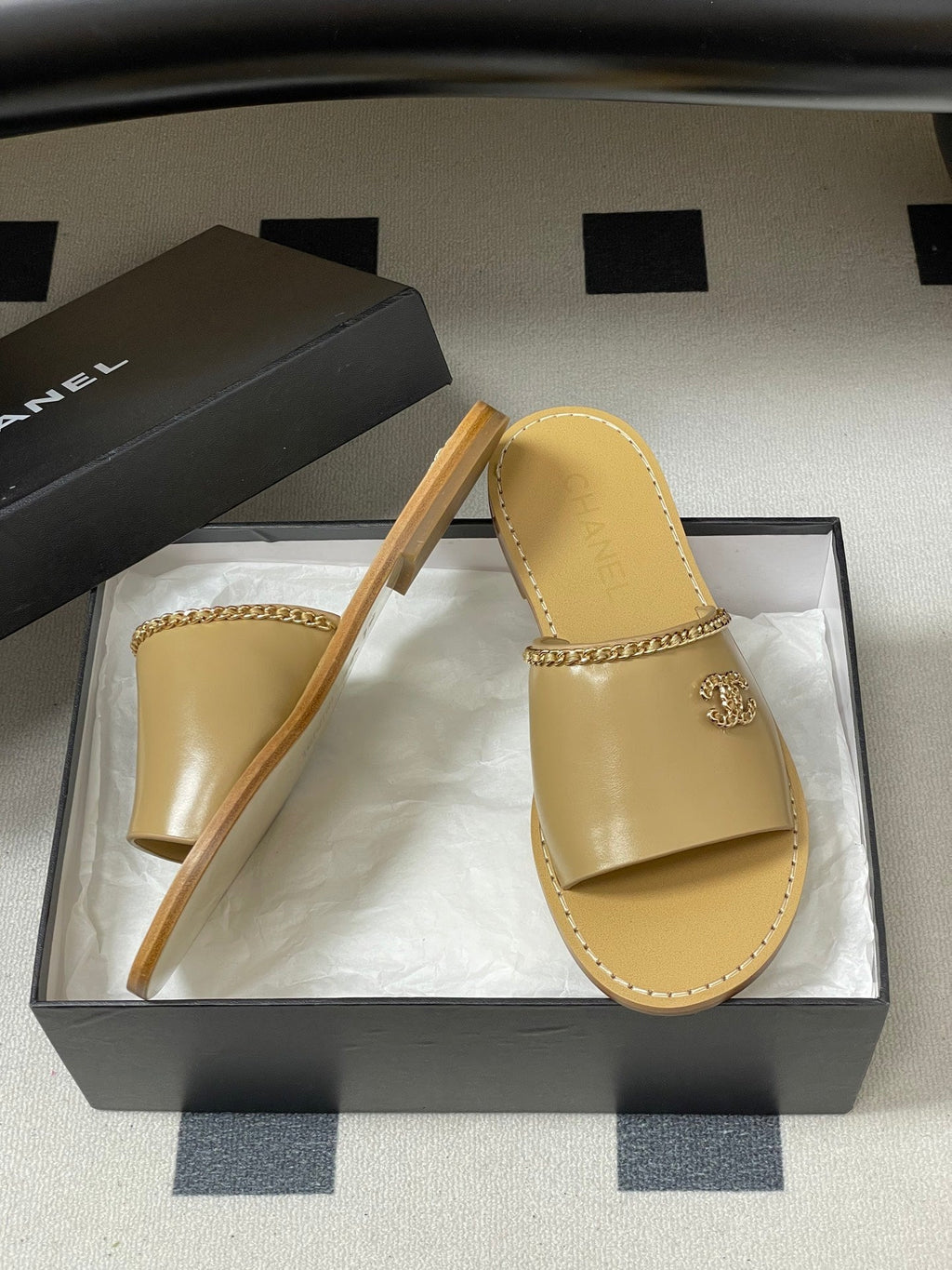 CC 26 Flat Sandal Beige Sheepskin 593298