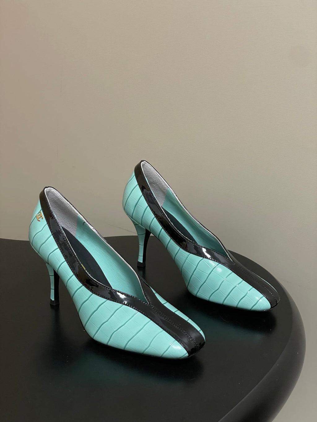 CC 26 Crocodile-embossed Pump Light Blue mix Black Calfskin 593368
