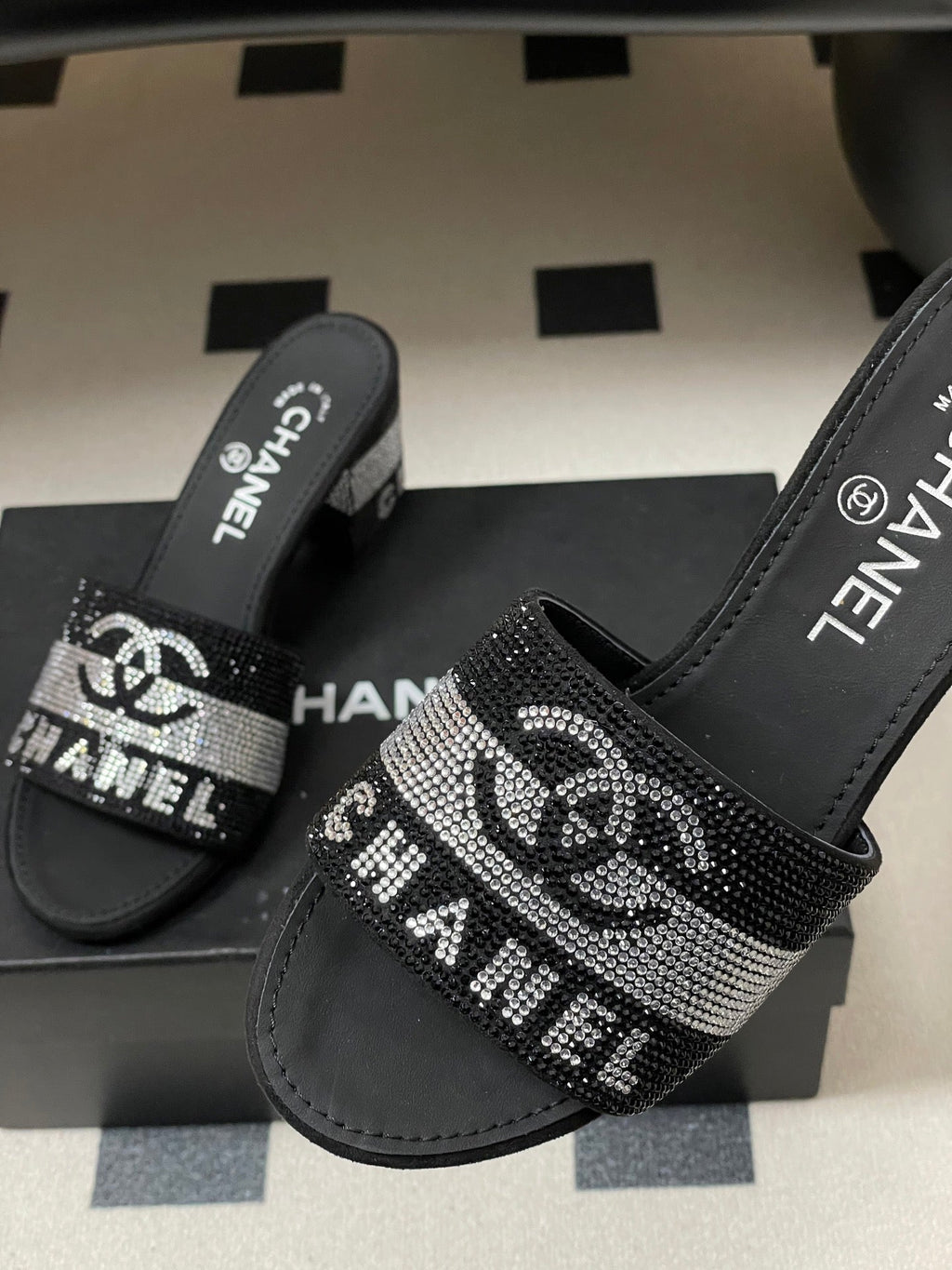 CC 26s  Sandals 70 Black Sheepskin Rhinestones 649513