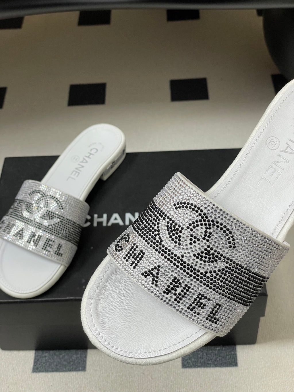 CC 26s Flat Sandals White Gray Sheepskin Rhinestones 649515