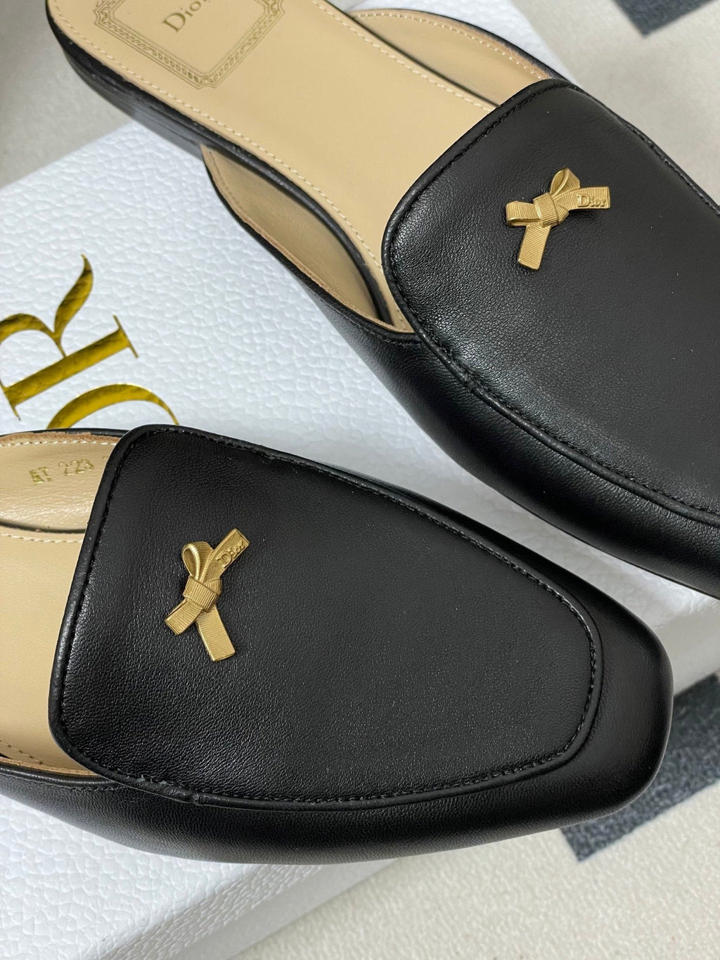 CD 26 Bow Mules Black Beige Cowhide 632597
