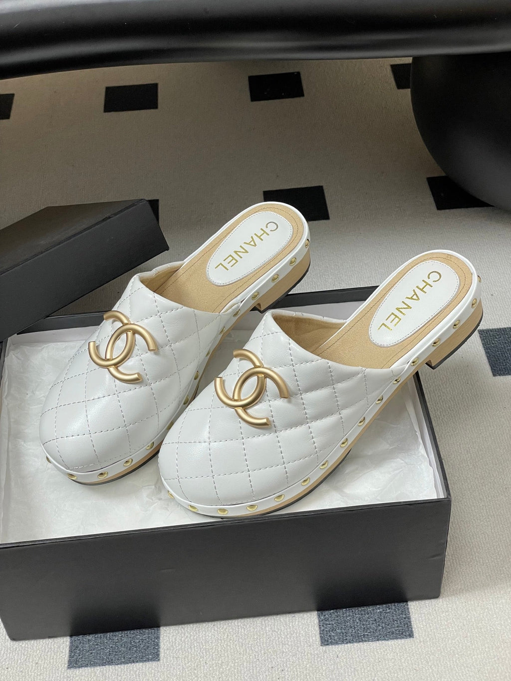CC 26s Flat Mule White Beige Cowhide 649403
